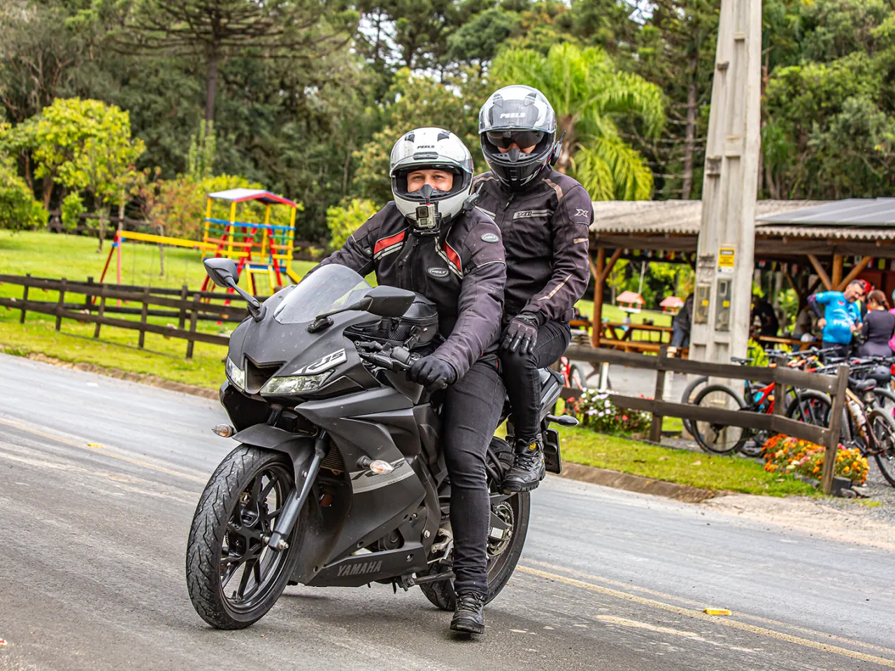 Bagagem para viagem de moto: 7 passos para o casal