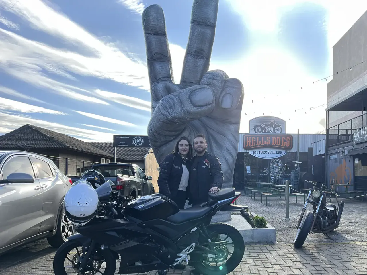 Jeanderson e Ana Paula com a Yamaha R15 diante do monumento da Rota Biker em Foz do Iguaçu