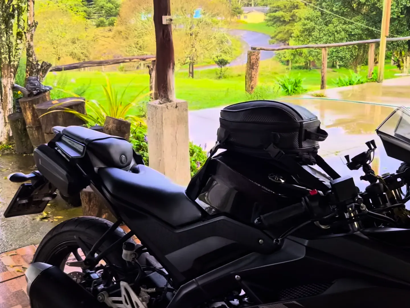 Yamaha R15 estacionada em Guaíra com mala de tanque e bagagem para a viagem do casal