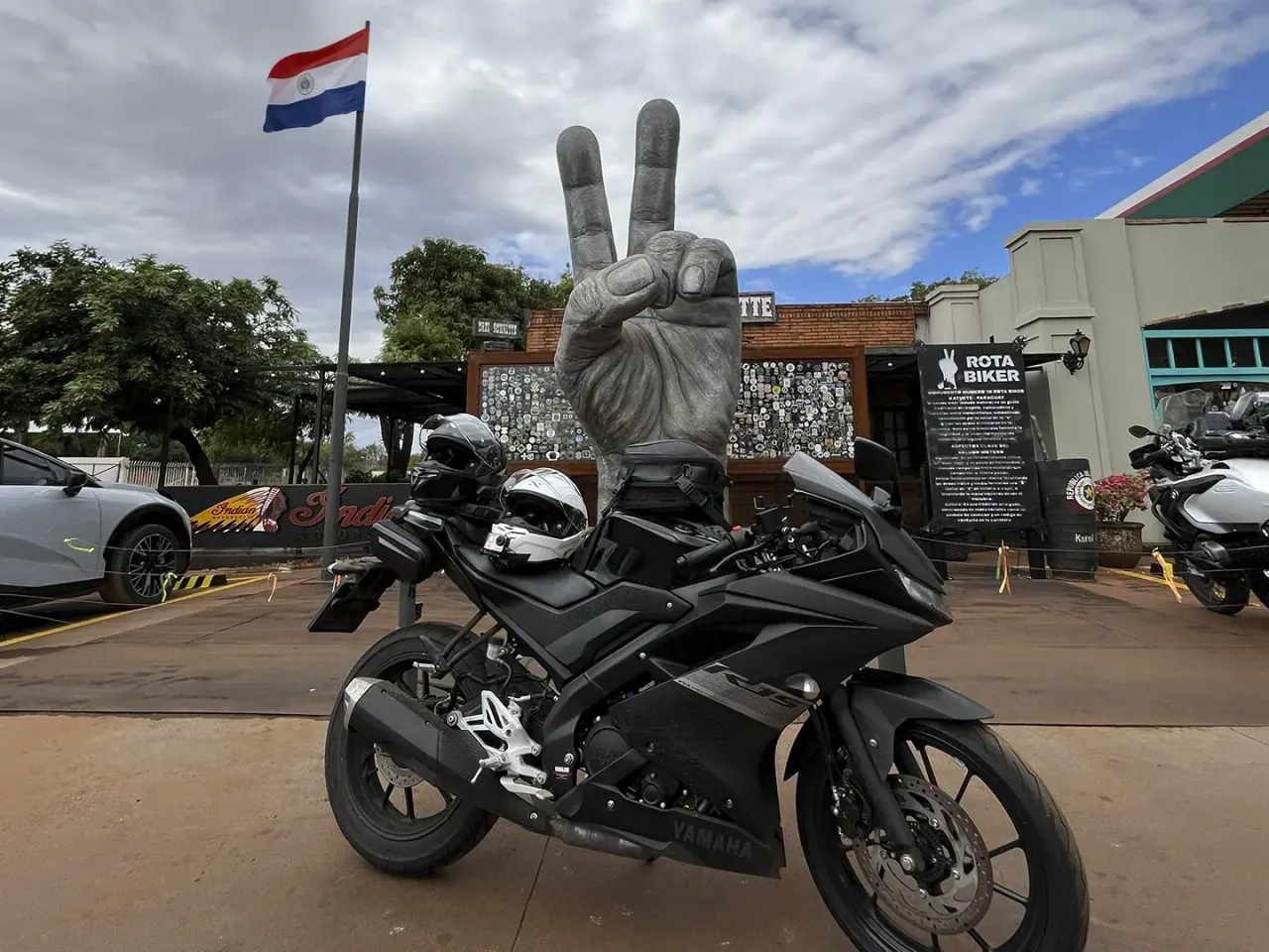 Café e lanche sobre a mesa durante uma parada da viagem de moto pelo Paraguai