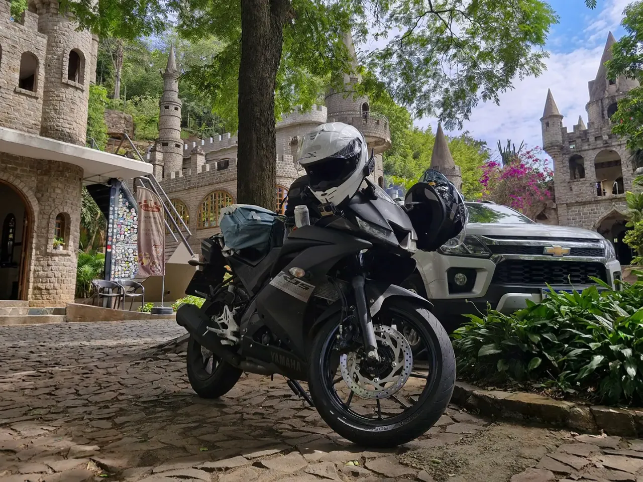 Yamaha R15 estacionada à sombra de uma árvore durante uma pausa no retorno da viagem