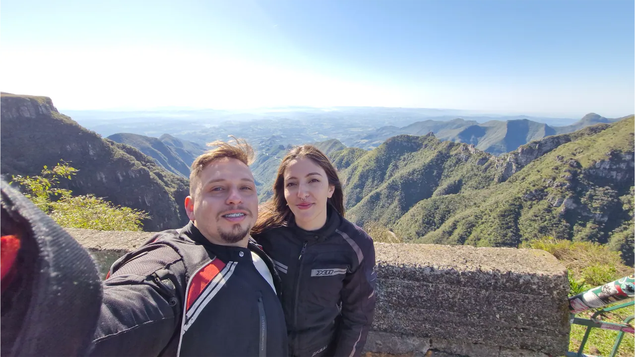 Jaqueta de moto para viagem: ventilada ou impermeável?